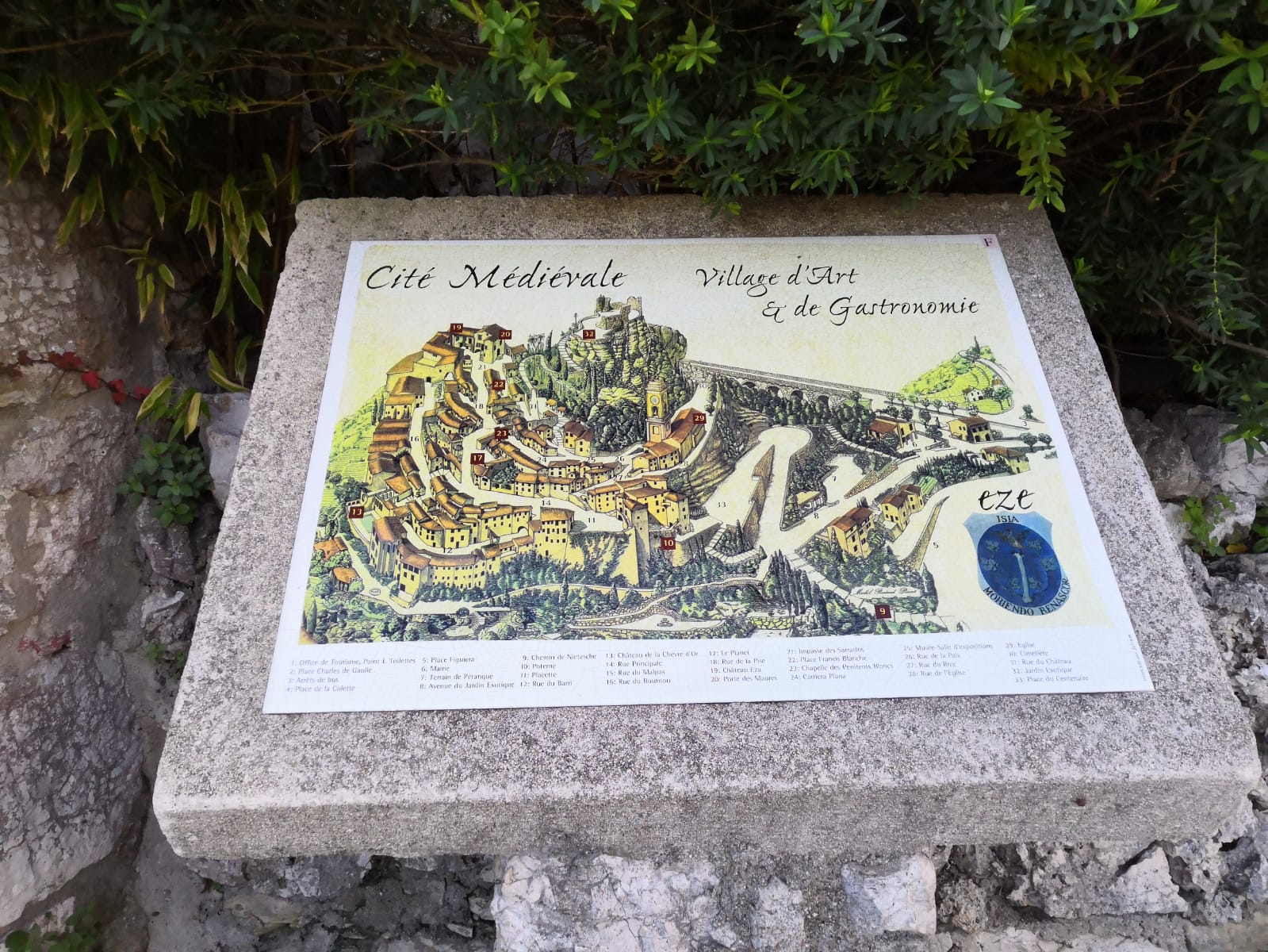 Passage rocheux sur le sentier du Chemin de Nietzsche